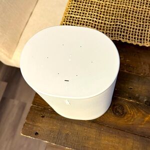 Is a Sonos move 1 I only have 2 years with it. They are in perfect condition.